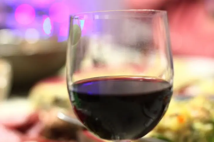 Рятуємо килим: як вивести пляму від червоного вина підручними засобами за секунду