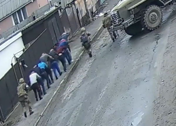 Скріншот з відео, знятого вуличною камерою. Ці кадри використані в документальному фільмі The New York Times