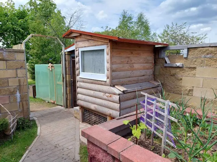 Дачний туалет: що сипати в яму, щоб запаху не було і мухи не летіли