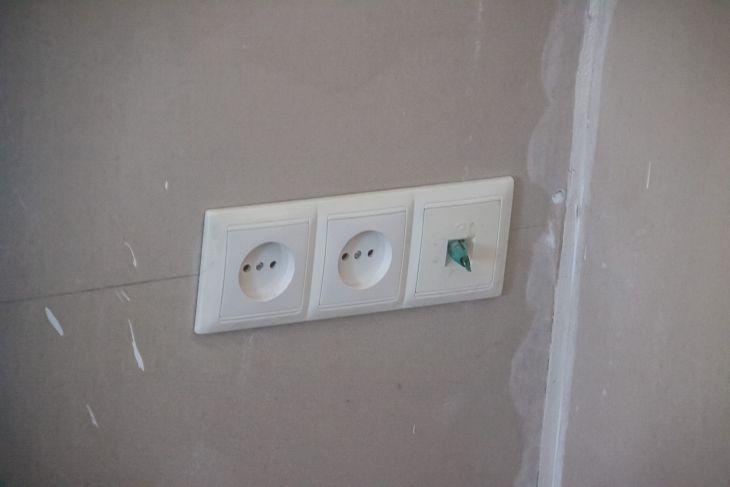 Скільки розеток потрібно на кухні: точний розрахунок для техніки розетки