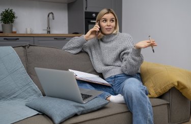 квартира жінка ноутбук ковдра диван