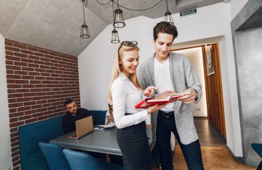 У ряді регіонів вартість оренди поглинає більшу частину доходу. / Freepik оренда квартири чоловік та жінка в квартирі дивляться документи