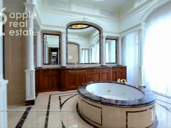 Ванна кімната на 2-му поверсі маєтку