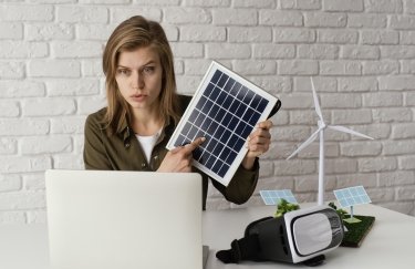 жінка макет вітряк ноутбук енергонезалежність