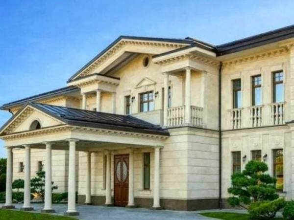 Головний вхід до маєтку