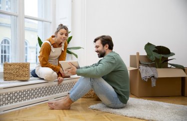 чоловік жінка квартира ноутбук