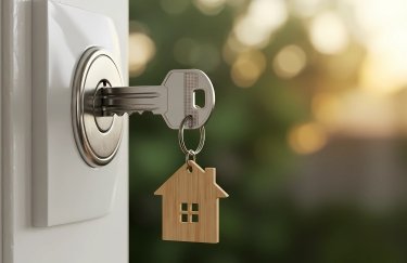 Майже 1000 родин переселенців придбали нове житло / Shutterstock житло, двері, ключі