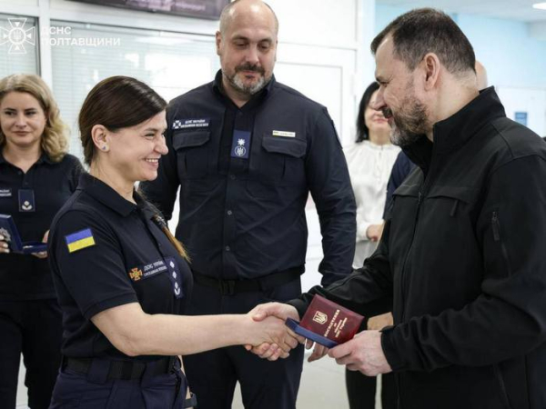 Нагороду Світлані Рибалко вручає міністр МВС Ігор Клименко