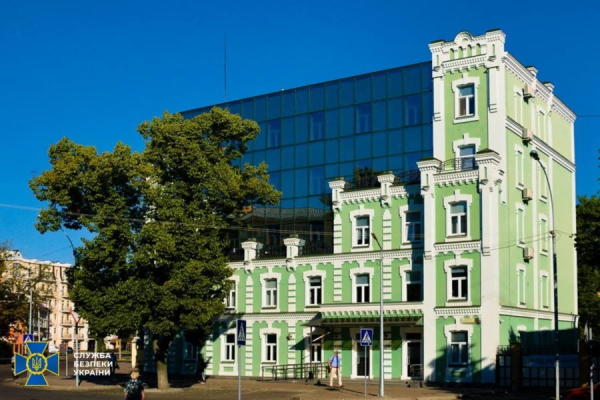Добудова до історичної будівлі виглядає досить еклектично
