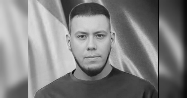 Захисника з Хмельниччини, чия особистість була сильною, яскравою та неординарною, загинув від ворожого снаряда.