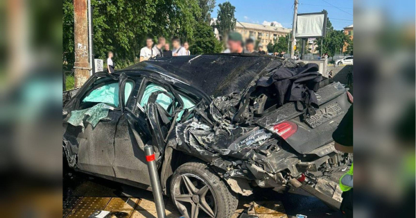 У столиці авто врізалося у підземний перехід: є інформація про щонайменше чотирьох загиблих (фото, відео)