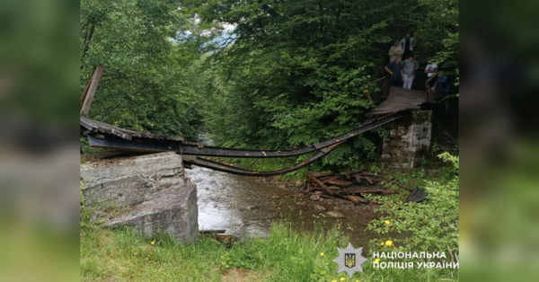 У Чернівецькій області обвалилася споруда для пішоходів з юними відвідувачами: шокуючі кадри