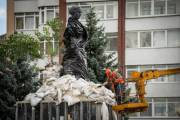У Києві демонтують захисні конструкції з пам’ятників: почали роботи біля пам’ятника Лесі Українці | Столична Нерухомість