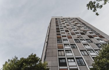 Продавці та забудовники поки не готові суттєво коригувати вартість житла. / Freepik новобудова будинок квартири