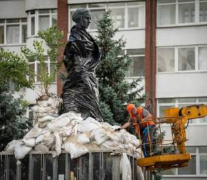 У Києві демонтують захисні конструкції з пам’ятників: почали роботи біля пам’ятника Лесі Українці | Столична Нерухомість
