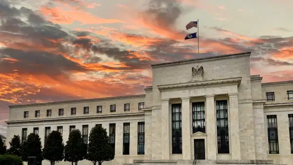 ФРС не підвищує ставки, але інфляція залишається надто високою